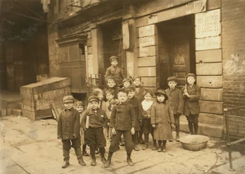 Kinder vor einem Kino bei Nacht, 1910